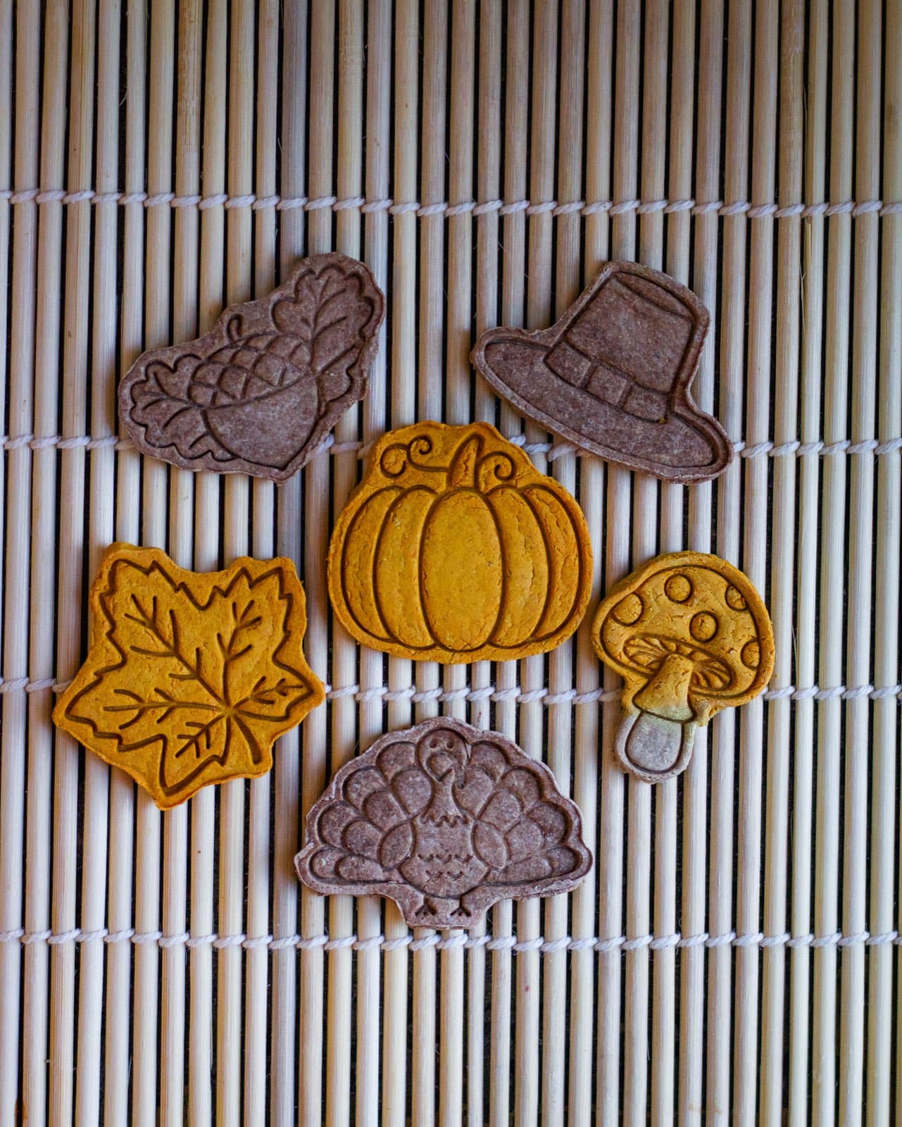 Kit Festin d'automne : biscuits pour chiens en forme de citrouille orangée, de feuille d'érable dorée, de dinde, de champignon, de chapeau de pèlerin et de gland