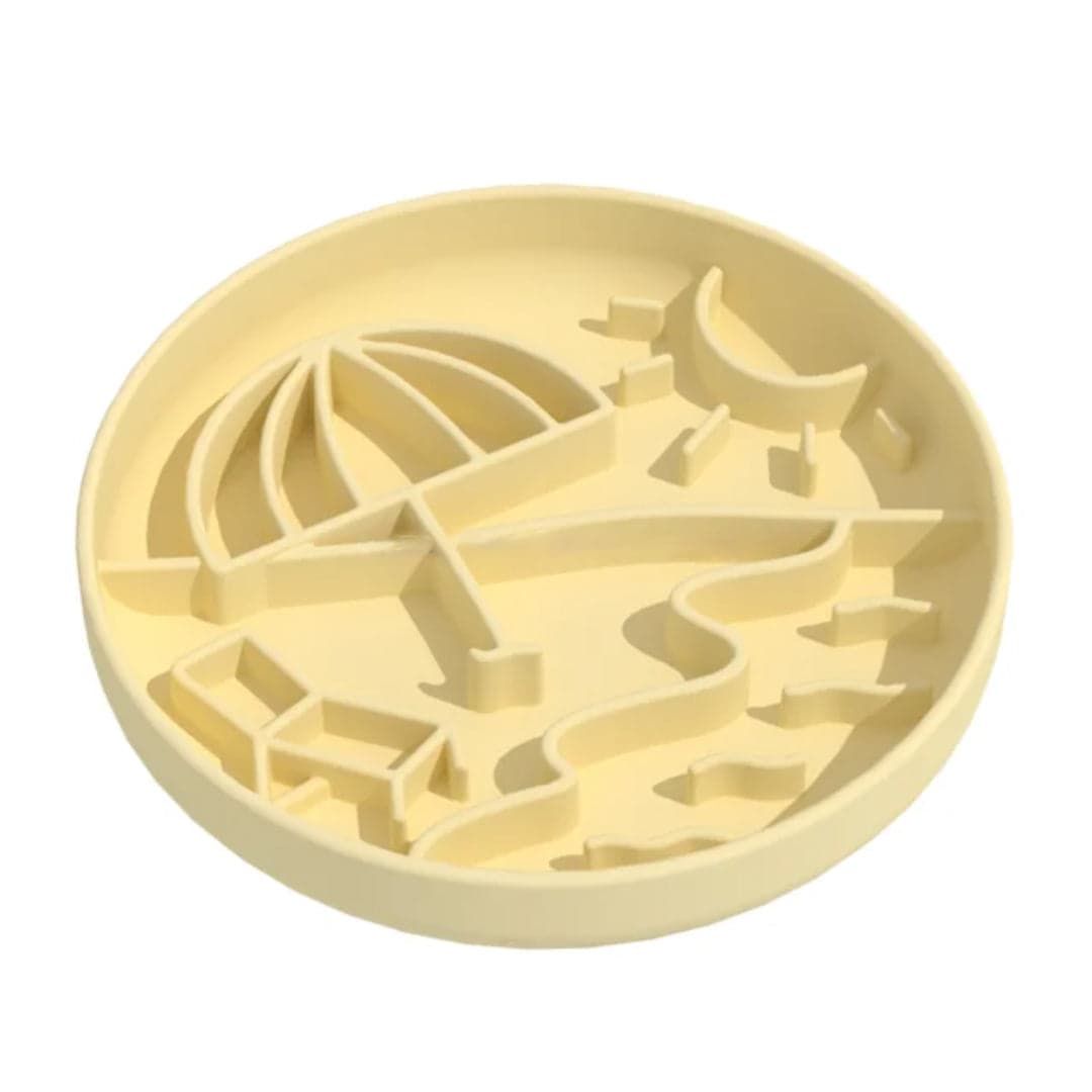 Bol interactif pour chien La plage : parasol, chaise longue et soleil en relief dans un bol rond en silicone