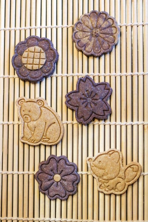 Biscuits pour chiens aux tons froids, mauves et bleutés, de la Collection Hiver