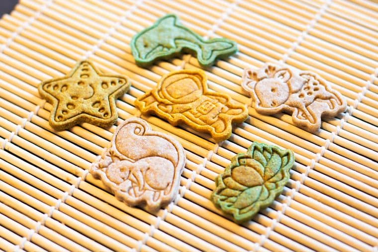 Biscuits pour chiens de la Collection Printemps : fleur, étoile et petits animaux aux tons verts et dorés