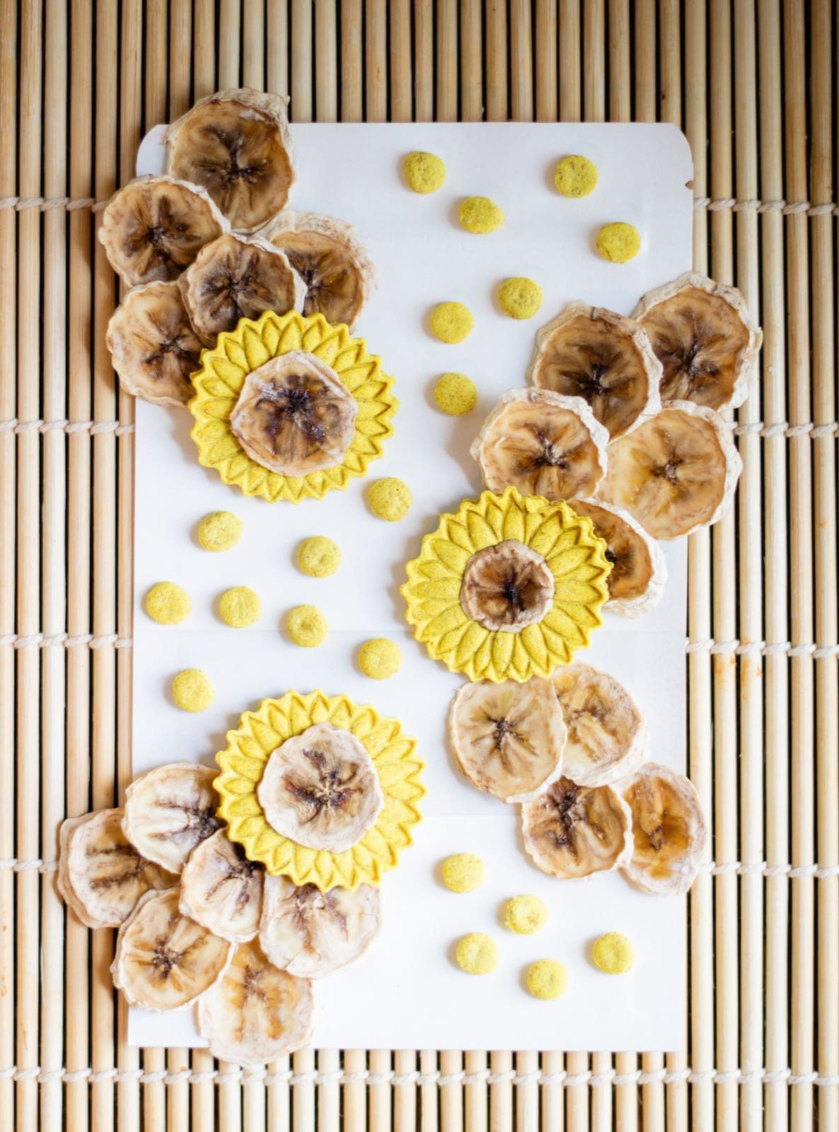 Croc-o-Bananes : biscuits en forme de fleur jaune garnis de rondelles de banane déshydratée