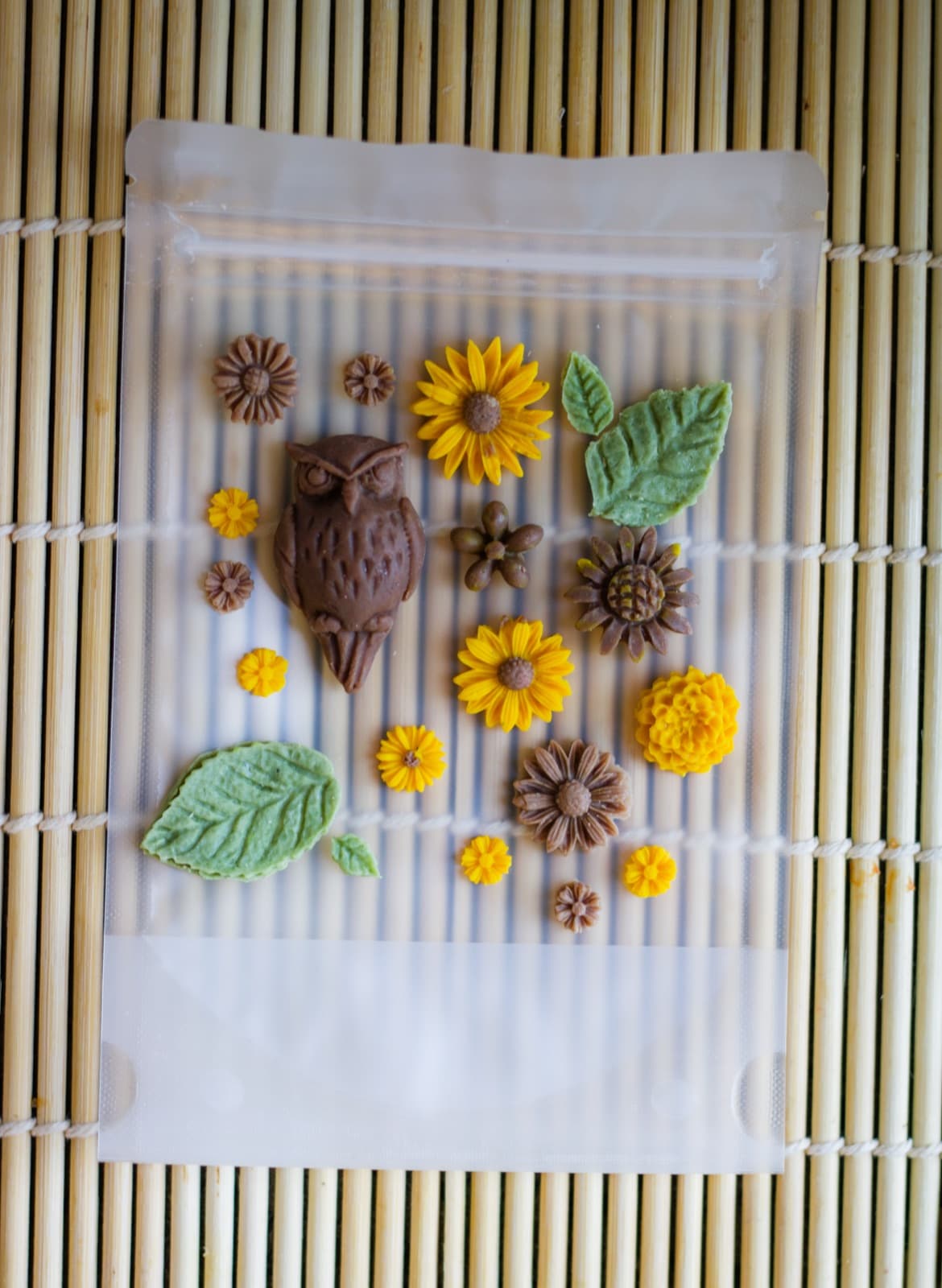Kit Croc-Bê : sachet de gâteries pour chiens au lait de chèvre, en forme de hibou, de tournesols et de feuilles