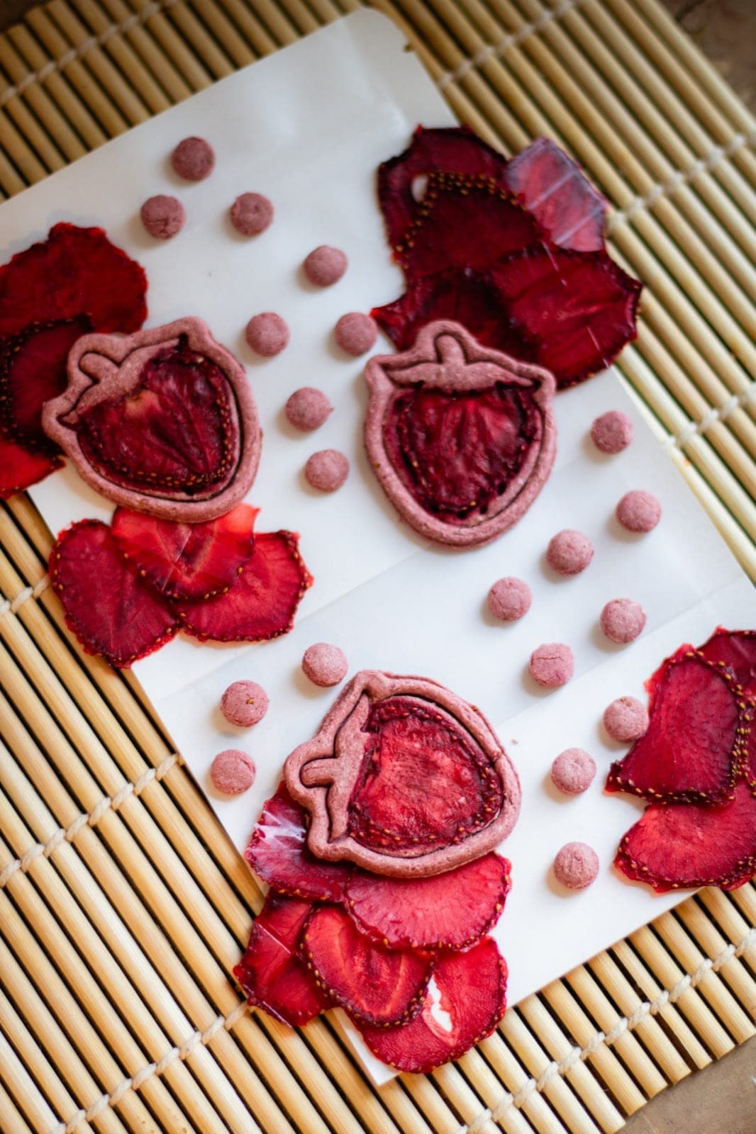 Croc-o-Fraises : biscuits pour chiens en forme de fraise, entourés de tranches de fraises déshydratées