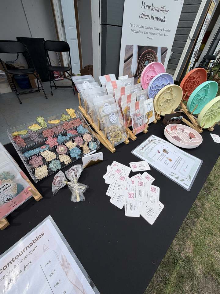 La table du kiosque : biscuits, bols d'enrichissement et cartes du concours